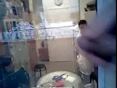 Un exfoliante caliente para los pies. sexo porno mexicano