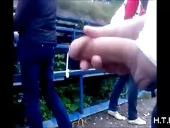 Un perro ligero con aceite lubricado en una mexicanasputas jaula, muy cagado